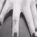 Классный вариант выполненной татуировки крест на пальце – рисунок подойдет для тату крест на безымянном пальце