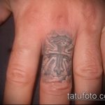 Оригинальный пример нанесенной тату крест на пальце – рисунок подойдет для тату крест указательном пальце