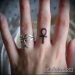 Крутой вариант нанесенной татуировки крест на пальце – рисунок подойдет для тату крест пальце левой руки