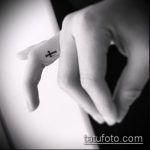 Зачетный вариант нанесенной тату крест на пальце – рисунок подойдет для тату виде креста пальце