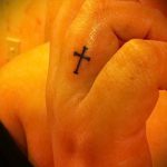 Зачетный вариант существующей наколки крест на пальце – рисунок подойдет для тату крест указательном пальце