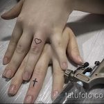 Прикольный пример нанесенной татуировки крест на пальце – рисунок подойдет для тату виде креста пальце