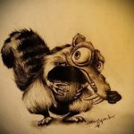 Детализированная черно-белая татуировка Скрэта, белки из мультфильма 'Ледниковый период', с выразительным взглядом и держащей орех.