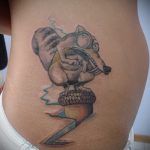 Оригинальный вариант нанесенной тату белка – рисунок подойдет для фото тату белка ездит в такси