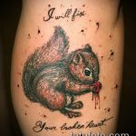 Фото тату белки, держащей в лапках разбитое сердце, с надписями "I will fix your broken heart". Эмоциональный и символичный рисунок татуировки.