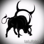 Черно-белое фото тату с изображением силуэта быка. Динамичный рисунок с акцентом на рога и мускулатуру.
