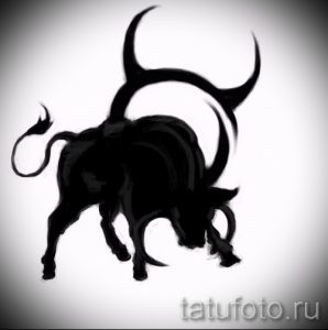 Черно-белое фото тату с изображением силуэта быка. Динамичный рисунок с акцентом на рога и мускулатуру.