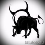 Черно-белое фото тату в виде силуэта быка. Простой и лаконичный дизайн подчеркивает мощь и грацию животного.