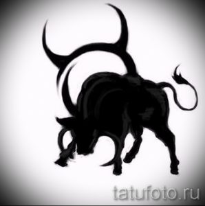 Черно-белое фото тату в виде силуэта быка. Простой и лаконичный дизайн подчеркивает мощь и грацию животного.