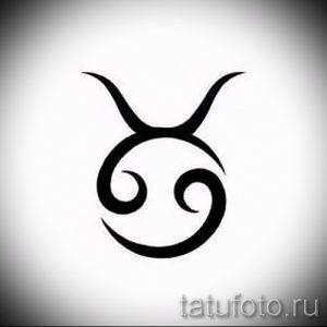 Черно-белый эскиз татуировки знака зодиака Телец, включающий изображение головы быка и символа знака. Изображение лаконично и символично.