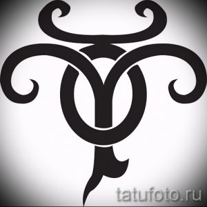 Черно-белый эскиз татуировки быка, украшенный декоративными завитками. Изображение выглядит изящно и элегантно.