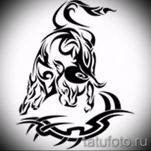 Эскиз татуировки с изображением быка в стиле трайбл. Черные узоры, динамичная поза, геометрические формы.