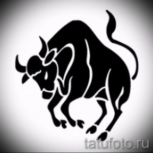 Простой, но эффектный эскиз татуировки с изображением черного силуэта быка. Минималистичный дизайн, четкие линии, динамичная поза.