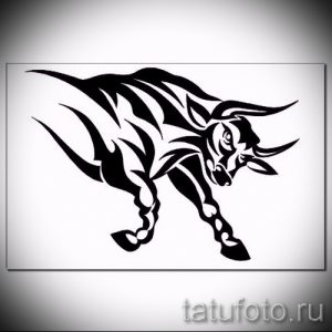 Черно-белый эскиз татуировки атакующего быка в динамичной позе, выполненный в графическом стиле.