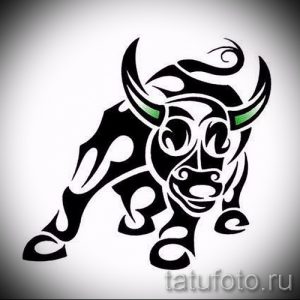 Черно-белый эскиз татуировки быка с зелеными рогами, выполненный в стилизованной манере.