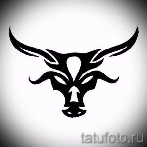 Черно-белый эскиз татуировки головы быка с острыми рогами и выразительным взглядом, выполненный в графическом стиле.