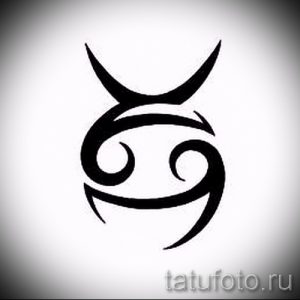 Черно-белый эскиз татуировки, сочетающий в себе символы быка и рака, выполненный в минималистичном стиле.