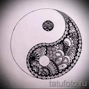 Фото эскиза татуировки Инь и Ян, выполненного в стиле зентангл с использованием черных линий и узоров. Детализированный рисунок для тату.