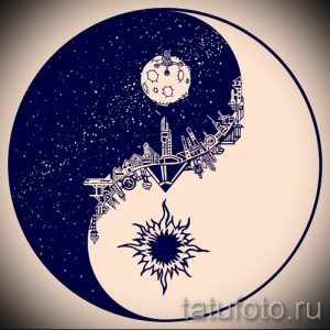 Черно-белый эскиз татуировки Инь и Ян, где в одной половине изображен ночной город с луной, а в другой – звездное небо, создающий романтическую и загадочную атмосферу.