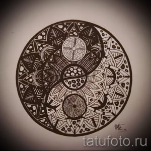 Черно-белый эскиз татуировки Инь и Ян, заполненный сложными абстрактными узорами, создающий загадочную и интригующую атмосферу.