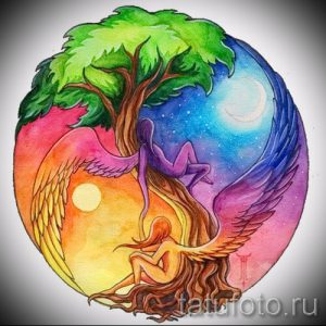 Красочная акварельная татуировка Инь и Ян, где в каждой половине изображено дерево жизни, символизирующее рост, силу и связь с природой.