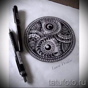 Черно-белый эскиз татуировки Инь и Ян, заполненный сложной мандалой с лунными фазами, создающий мистическую и гармоничную атмосферу.