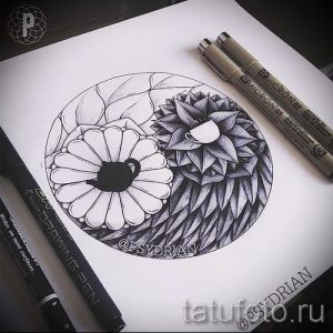 Черно-белый эскиз татуировки Инь и Ян, где одна половина заполнена цветами, а другая – чашкой и кофейными зернами, создающий уютную и романтичную атмосферу.