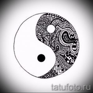 Черно-белый эскиз татуировки Инь и Ян, заполненный сложными этническими узорами, напоминающими традиционные орнаменты.