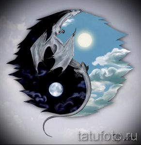 Красочная татуировка Инь и Ян, где вместо традиционных цветов изображены два дракона, один белый и один черный, на фоне неба и лун.