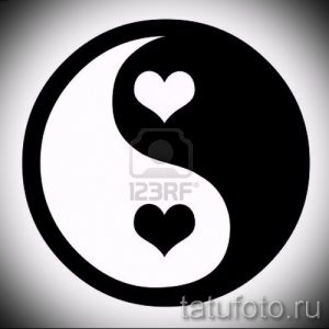 Фото тату Инь и Ян, в каждой половине которого изображено сердце. Символ любви, гармонии и баланса в отношениях.