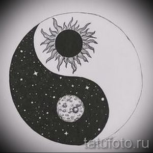 Фото тату Инь и Ян, в одной половине которого изображено Солнце с лучами, а в другой – Луна со звездами. Символ равновесия дня и ночи.