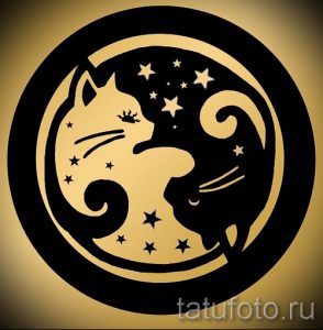Фото эскиза тату Инь и Ян, в котором вместо традиционных областей изображены силуэты кошек и звезды. Черно-золотой рисунок татуировки.