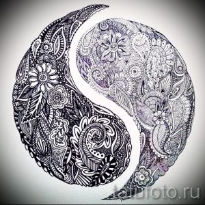 Фото эскиза тату Инь и Ян, заполненного детальными цветочными узорами. Черно-белый рисунок татуировки с высокой детализацией.