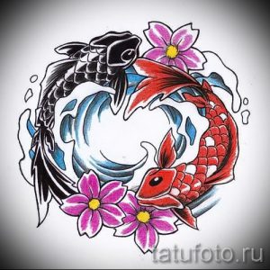 Фото тату Инь и Ян с двумя карпами кои, цветами сакуры и волнами. Красивый эскиз татуировки для предплечья.