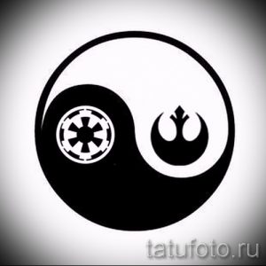 Эскиз татуировки с изображением символа инь-ян, в котором вместо традиционных элементов изображены символы повстанцев и Империи из Звездных войн.