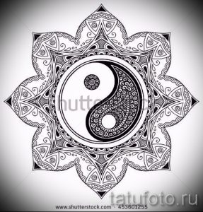Эскиз татуировки с изображением символа инь-ян, заключенного в сложную мандалу. Символизирует гармонию, баланс и духовное просветление.