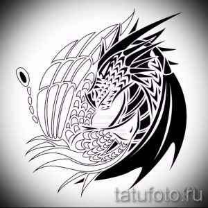 Черно-белый эскиз татуировки дракона в стиле трайбл, с детализированной чешуей и острыми линиями. Идеально для сильных и уверенных личностей.
