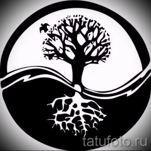 Фото татуировки, изображающей дерево с развитой корневой системой и кроной, вписанное в круг Инь и Ян. Черно-белый рисунок, символизирующий жизненный цикл и гармонию с природой.