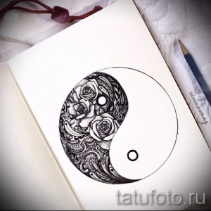Фото татуировки Инь и Ян, заполненной детально прорисованными розами. Черно-белый рисунок, выполненный в технике графики, идеально подходит для любителей романтических мотивов.