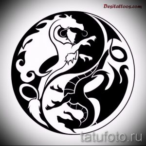 Черно-белое фото тату с изображением символа Инь и Ян, внутри которого переплетаются два дракона. Идеальный эскиз для любителей восточной философии.