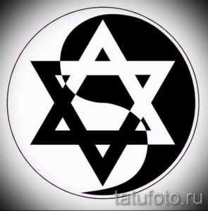 Черно-белое фото тату с изображением символа Инь и Ян, заключенного в круг. Минималистичный дизайн, символизирующий гармонию и равновесие.