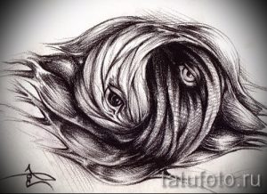 Черно-серый эскиз татуировки головы волка, выполненный в экспрессивной манере с акцентом на глазах. Завораживающий и мистический дизайн.