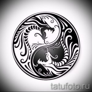 Черно-белый эскиз татуировки Инь и Ян, внутри которого изображены два дракона, символизирующие мужское и женское начало. Сложный и детализированный дизайн.