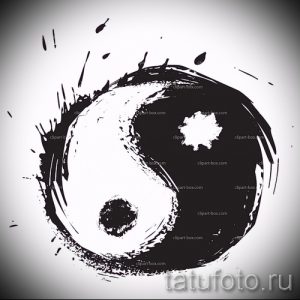 Черно-белый эскиз татуировки Инь и Ян, выполненный в абстрактной манере с использованием брызг и разводов. Динамичный и современный дизайн.