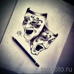 Черно-белый эскиз татуировки с изображением двух театральных масок – смеющейся и плачущей, расположенных рядом друг с другом. Рисунок выполнен в графическом стиле.