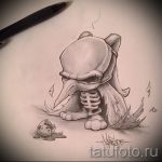 Черно-белый эскиз татуировки с изображением милого скелета птицы в костюме ворона. Рисунок выполнен в мультяшном стиле.