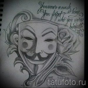 Черно-белый эскиз татуировки с изображением маски Гая Фокса, дополненной розовыми цветами и надписью. Рисунок выполнен в графическом стиле.