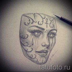 Черно-белый эскиз татуировки с изображением женского лица, частично скрытого маской. Рисунок выполнен в реалистичном стиле с акцентом на глаза.