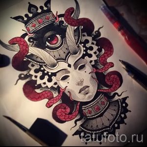 Детальный эскиз татуировки с изображением мистической богини, окруженной змеями и украшенной головным убором. Выполнен в ярком и красочном стиле.