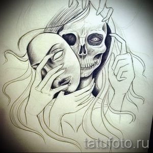 Эскиз татуировки, изображающий череп, держащий в руках маску, символизирующую двойственность человеческой природы. Выполнен в реалистичной технике.